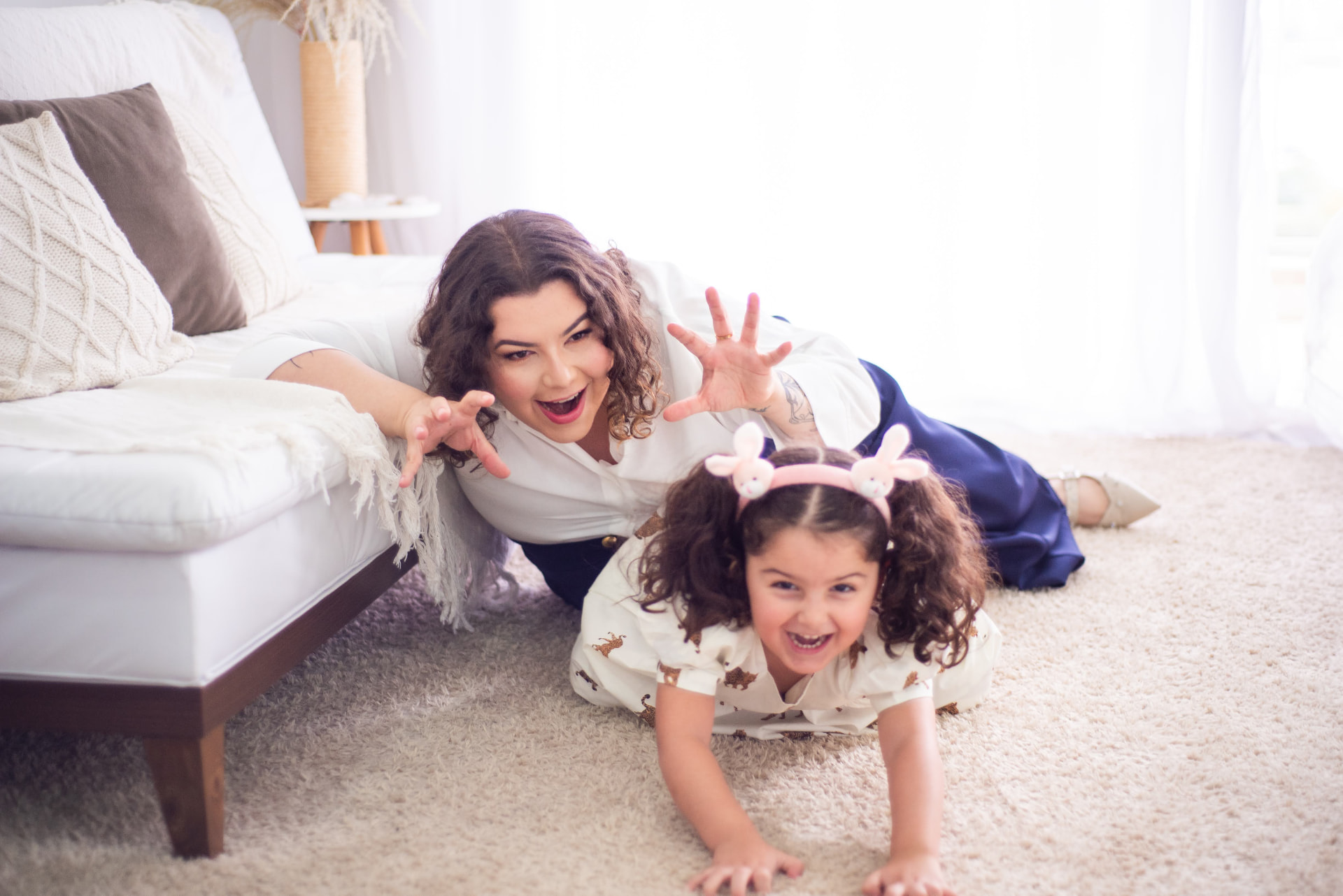 Beatriz brincando com criança